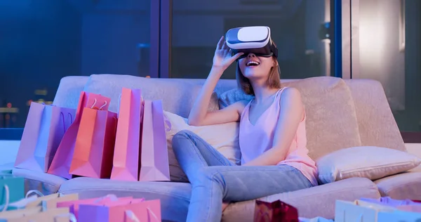 Femme faisant du shopping avec casque VR — Photo