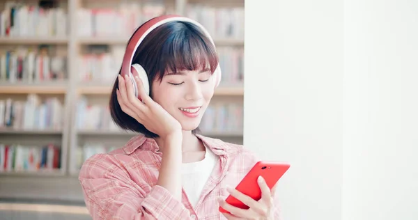 Mujer joven disfrutar de la música — Foto de Stock