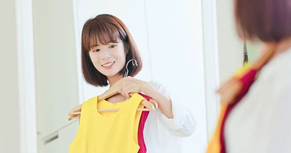 Азіатська дівчина намагається плаття щасливо — стокове фото