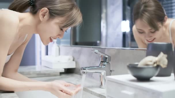 Beauté femme laver son visage — Video