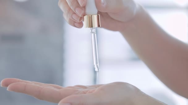 Vrouw dropping moisturizer in de hand — Stockvideo