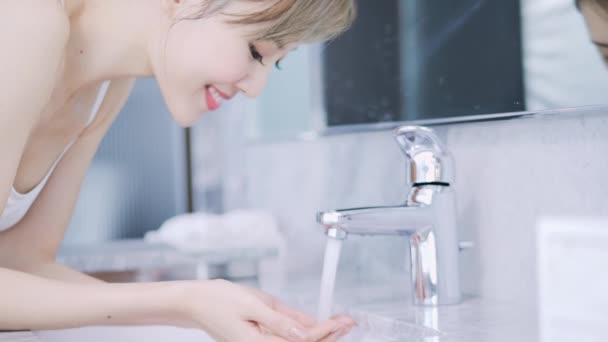 Красива жінка миє обличчя — стокове відео