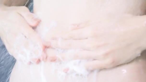 Mujer en ducha lavado cuerpo — Vídeo de stock