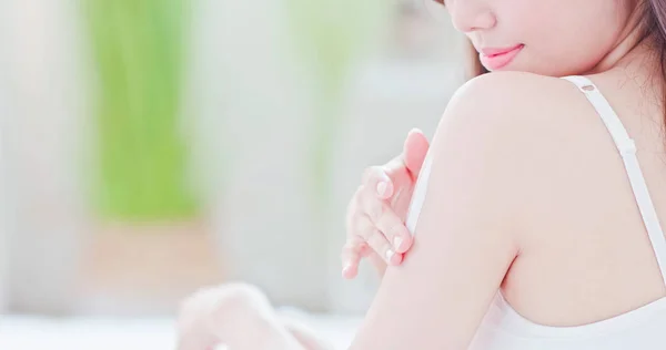 Kůže péče žena použití opalovací krém — Stock fotografie
