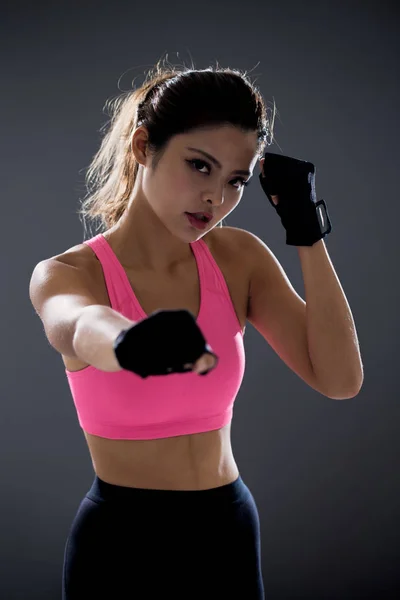 Junge schöne Fitness-Frau — Stockfoto