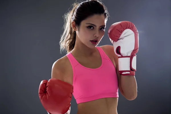 Mujer posando en guantes de boxeo —  Fotos de Stock