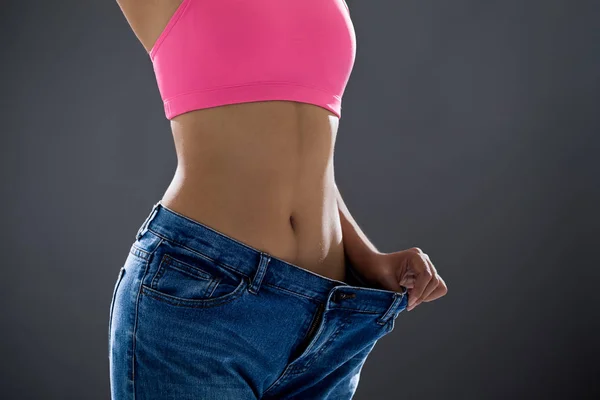 Woman loses weight — Stock Photo, Image