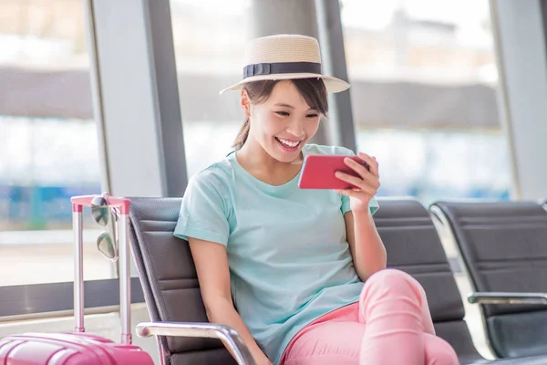 Vrouw gebruik telefoon Bekijk film — Stockfoto