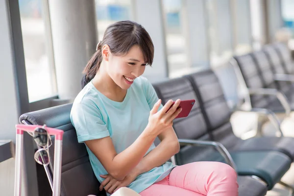 Vrouw gebruik telefoon Bekijk film — Stockfoto