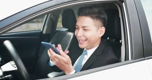 Adam arabanın içinde telefon kullanma — Stok fotoğraf