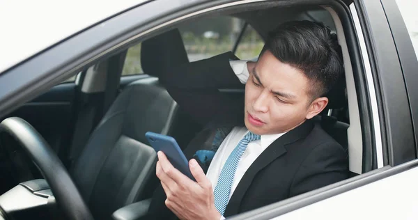 Hombre utilizar un teléfono en serio — Foto de Stock