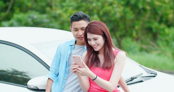 Jonge paar nemen een selfie — Stockfoto
