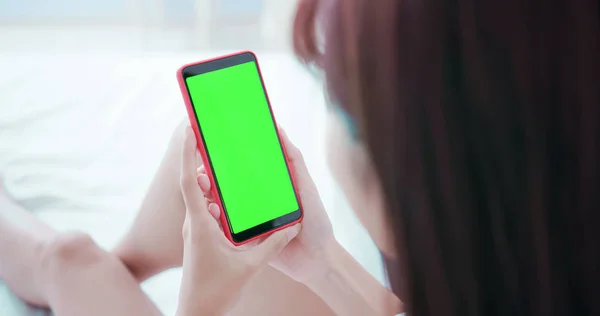Slimme telefoon met groen scherm — Stockfoto