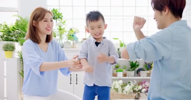 Familia feliz jugando con el niño — Vídeo de stock