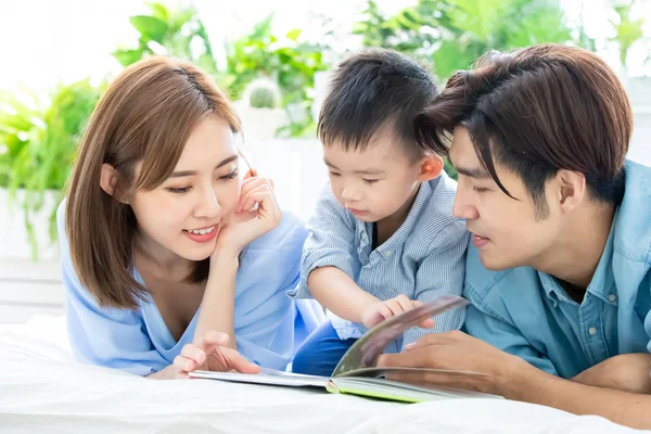 Livre de lecture des parents avec enfant — Photo