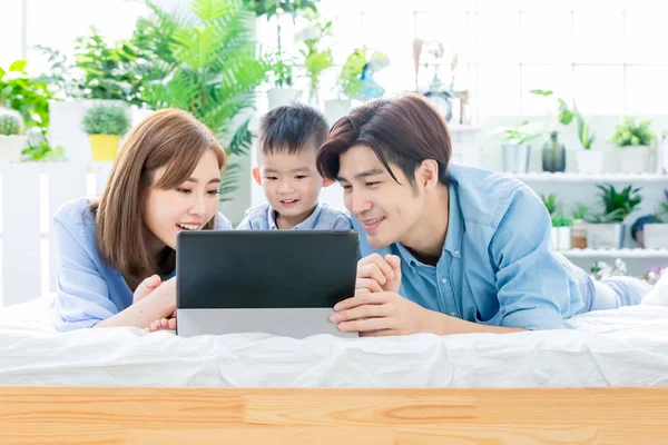 Parent play with child by tablet — Stock Photo, Image