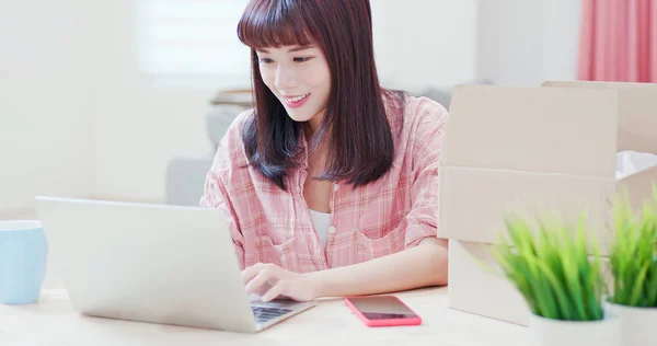 Woman sell product on internet — Stock Photo, Image