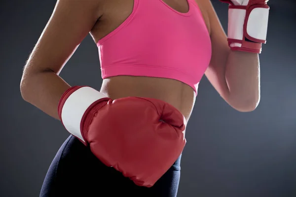 Mujer posando en guantes de boxeo —  Fotos de Stock