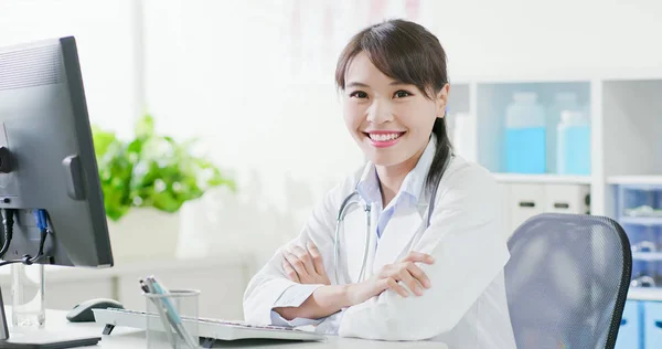 Mujer doctor sonrisa a usted —  Fotos de Stock