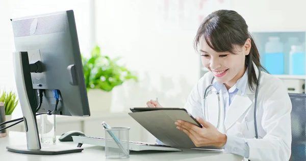 Femme médecin utiliser tablette numérique — Photo
