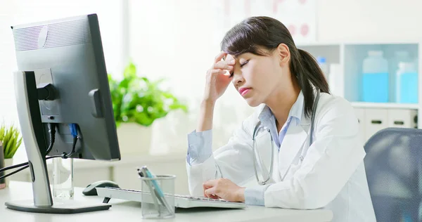 Депрессивная женщина врач чувствовать себя расстроенным — стоковое фото