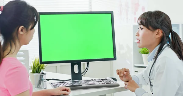 Lekarza i pacjenta z komputerem — Zdjęcie stockowe