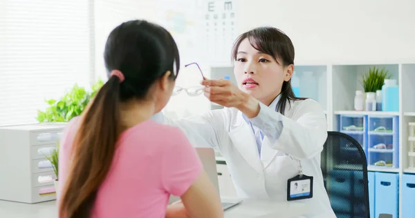 Kobieta okulista i pacjent — Zdjęcie stockowe