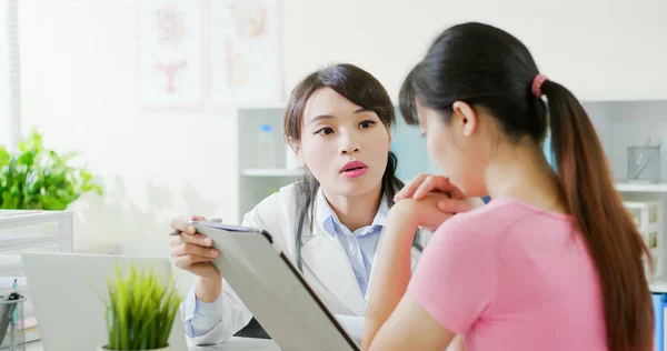 Médico asiático diagnostica paciente — Foto de Stock