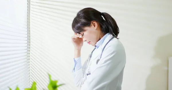 Asiático médico mulher se sentir deprimido — Fotografia de Stock