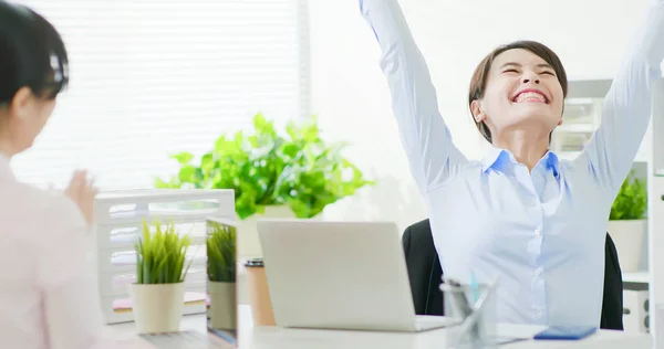 Lavoro di squadra di successo delle donne d'affari — Foto Stock