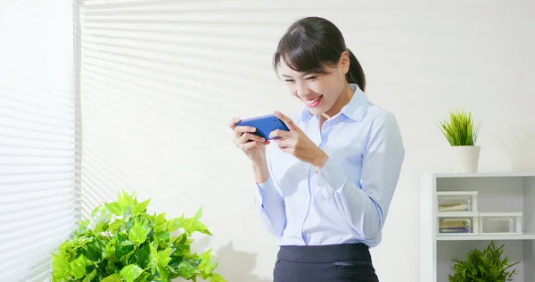 Business woman play mobile game — Stock Photo, Image