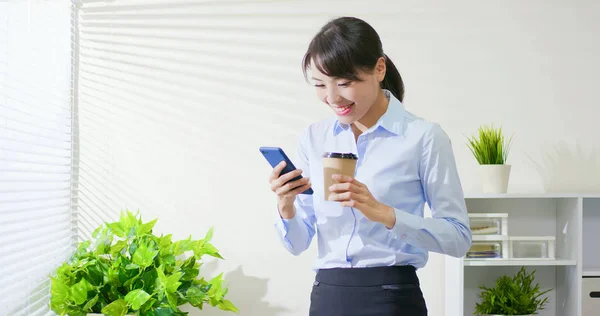 Žena použití chytrý telefon — Stock fotografie