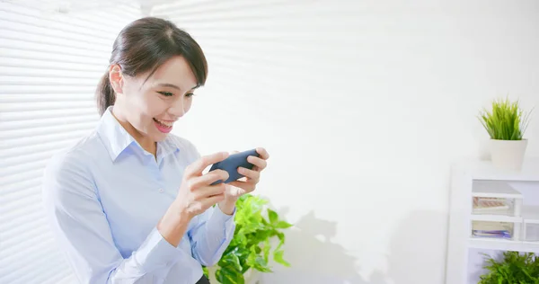 Obchodní žena hrát mobilní hru — Stock fotografie
