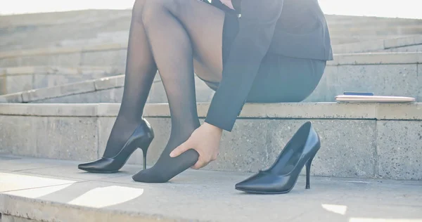 Femme d'affaires sentir douleur au pied — Photo