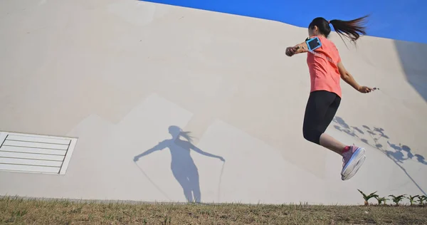 Woman sport and rope skipping — Stock Photo, Image