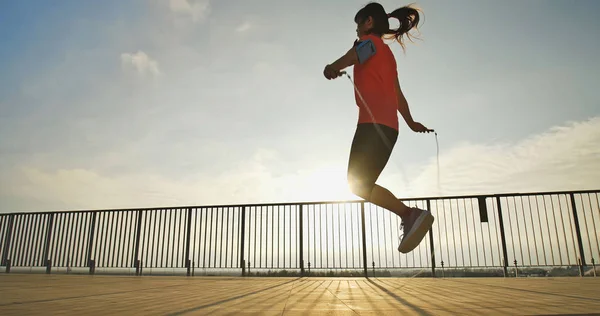 Kadın spor ve halat atlama — Stok fotoğraf