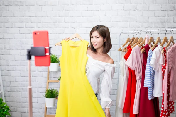 Женщина продаёт одежду в прямом эфире — стоковое фото