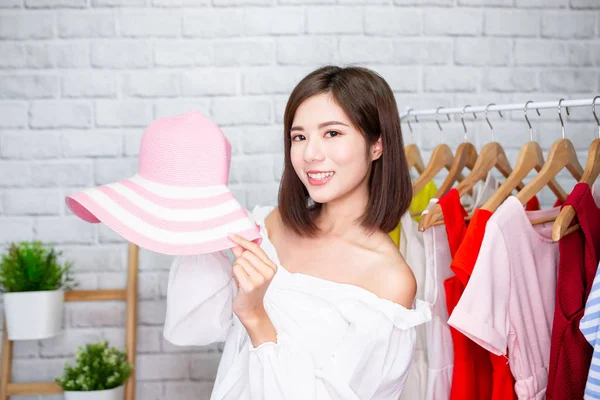 Woman show hat in livestream — 스톡 사진