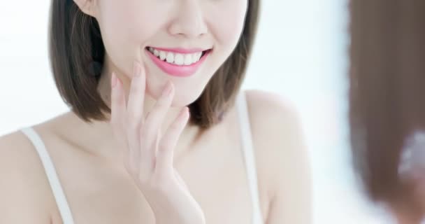 Vicino di bellezza donna dente — Video Stock