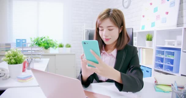 ビジネス女性使用のスマート フォン — ストック動画