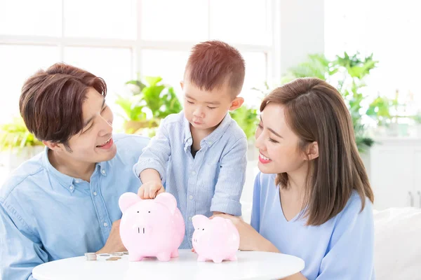 Conceito de poupança de dinheiro familiar — Fotografia de Stock
