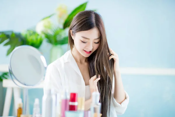 Schönheit Frau Haarpflege-Konzept — Stockfoto