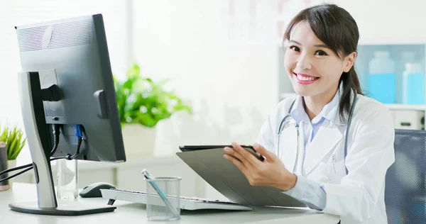 Mujer doctor sonrisa a usted —  Fotos de Stock