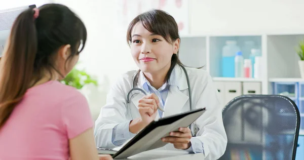 Kadın doktor ve hasta tartışmak — Stok fotoğraf