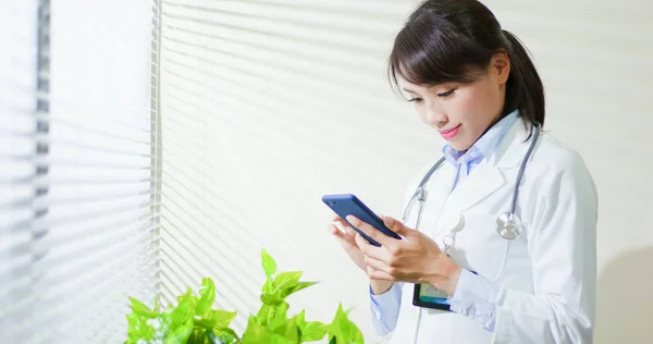 Asiatico medico uso smart phone — Foto Stock