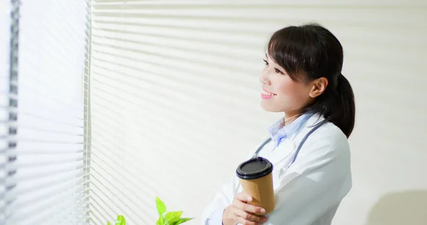 Asiático médico mulher beber café — Fotografia de Stock