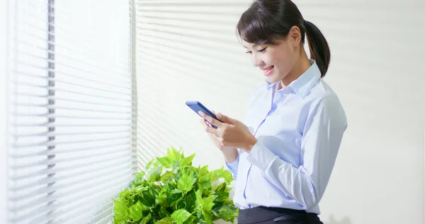 Zakelijke vrouw gebruik slimme telefoon — Stockfoto