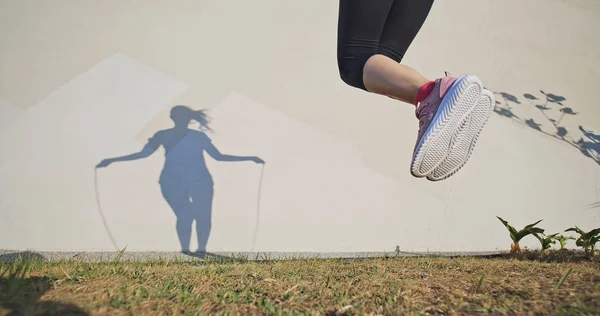 Mujer deporte y cuerda saltar — Foto de Stock