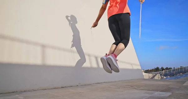 Mujer deporte y cuerda saltar — Foto de Stock