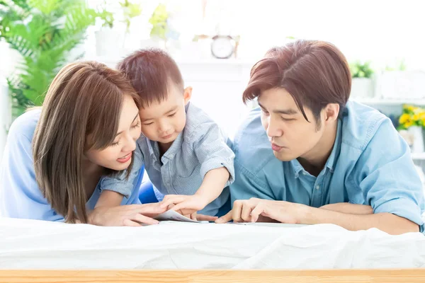 Livre de lecture des parents avec enfant — Photo